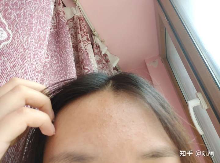 了,关键是化妆贼拉胯,一层层的粉底遮瑕叠加还是挡不住呼之欲出的逆光