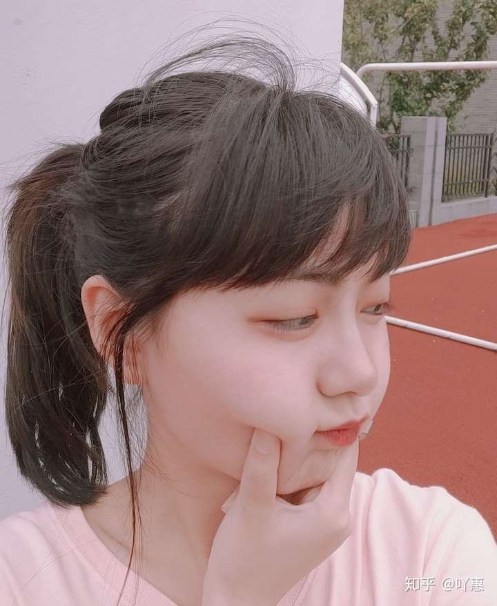 圆脸女孩看起来怎么样?