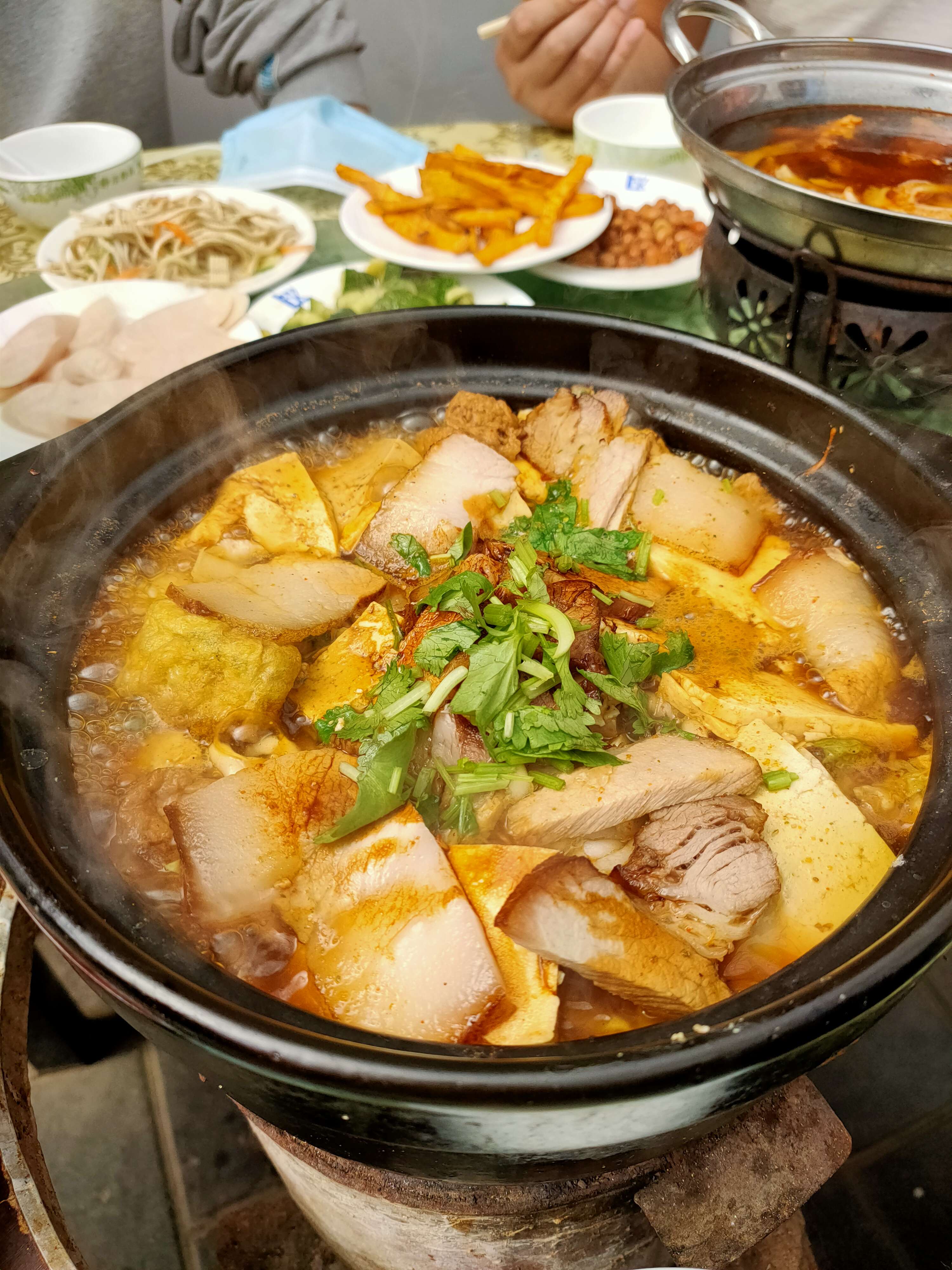 在旅行的苏颜 的想法: 北京·延庆柳沟·豆腐宴 石锅豆腐里大片