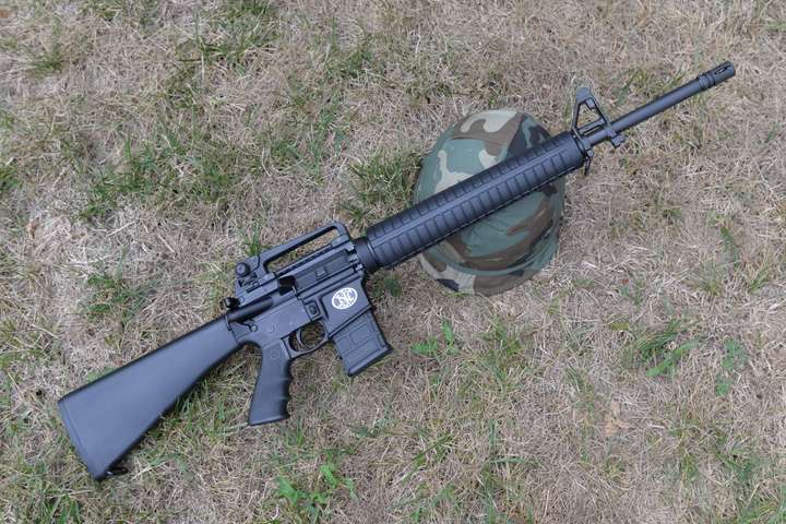 这是支复刻的m16a2, 测试时用的是20倍瞄准镜 4种弹,左一是55格令m193