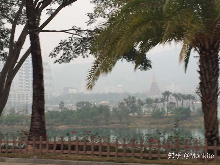 西双版纳有没有比较原生态清净的傣家乐,有山有水,可以住个十来天的