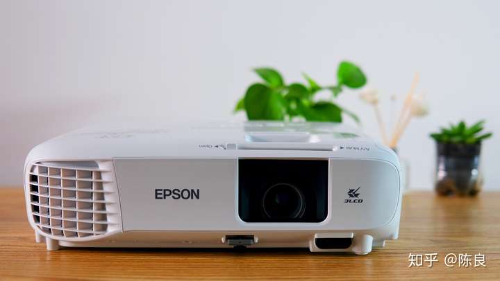 陈良 投影仪 爱普生x49 作为一款爱普生的商务增值机这款机器更偏向