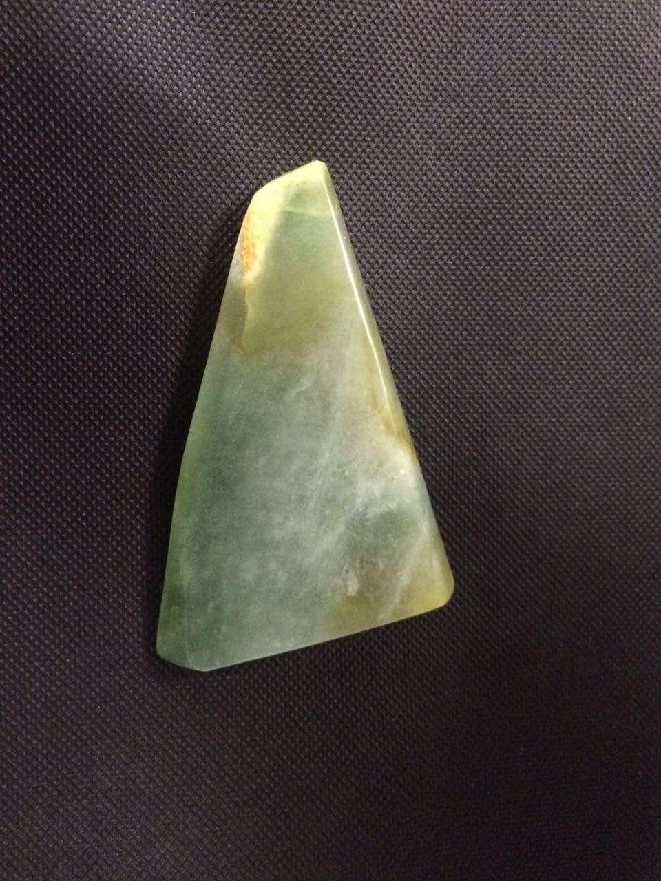 墨香 的想法: 郑金盛大师雕刻如意挂坠,一块三角形黄翡… - 知乎