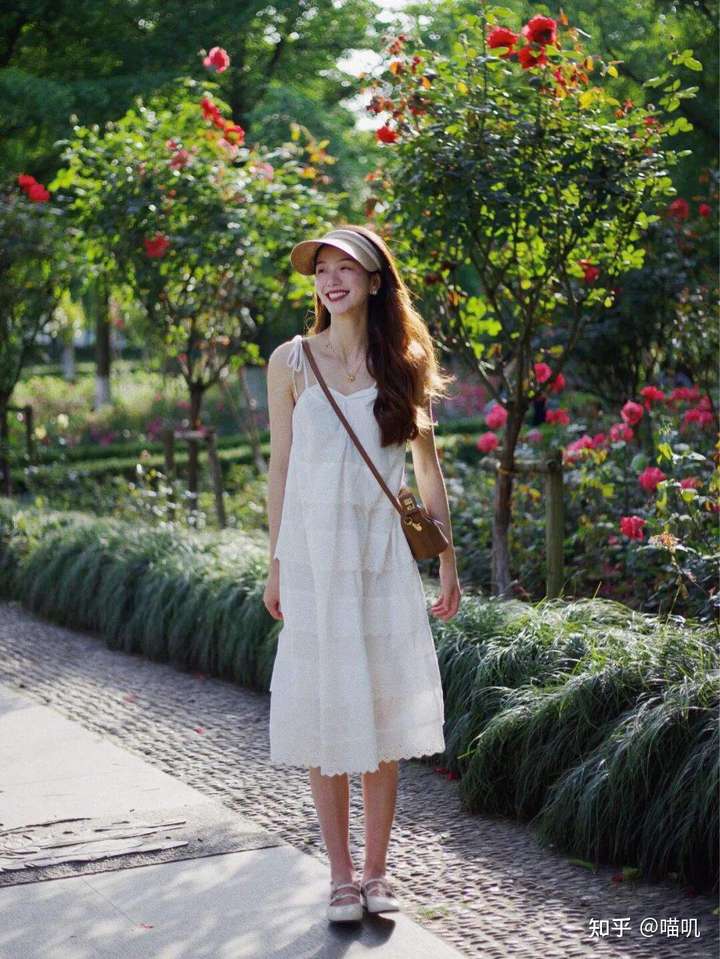 但夏天我更建议搭配透气十足的的 凉鞋,有种小女生的 清爽和可爱在