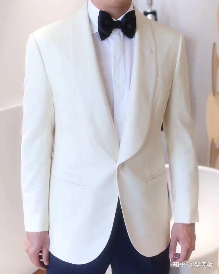 黑裤子,黑皮鞋,白衬衫.不要黑衬衫,简直是瞎扯.