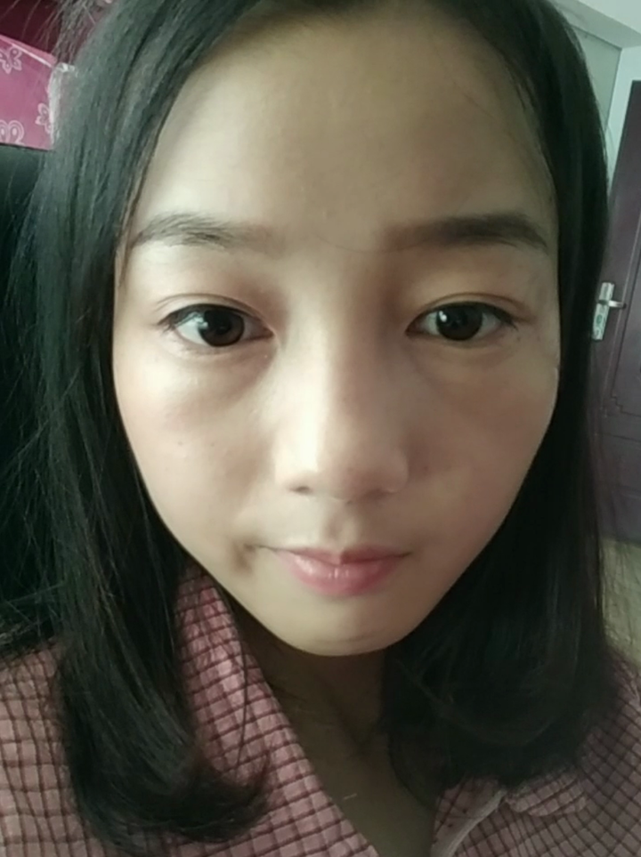 双眼无神,可能是因为近视吧