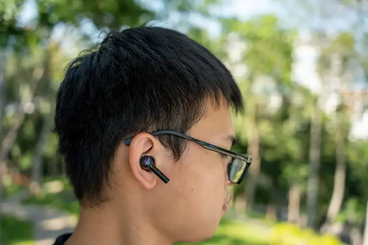 炫酷RGB灯效、电竞级体验，雷蛇战锤狂鲨真无线二代游戏耳机评测