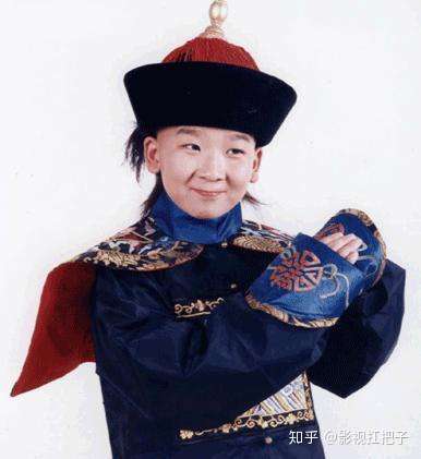 他7岁学表演14岁红遍娱乐圈如今长残胖成路人认不出