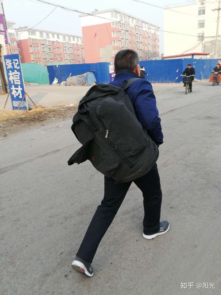 这是送他的路上拍的一张背影爱老爸