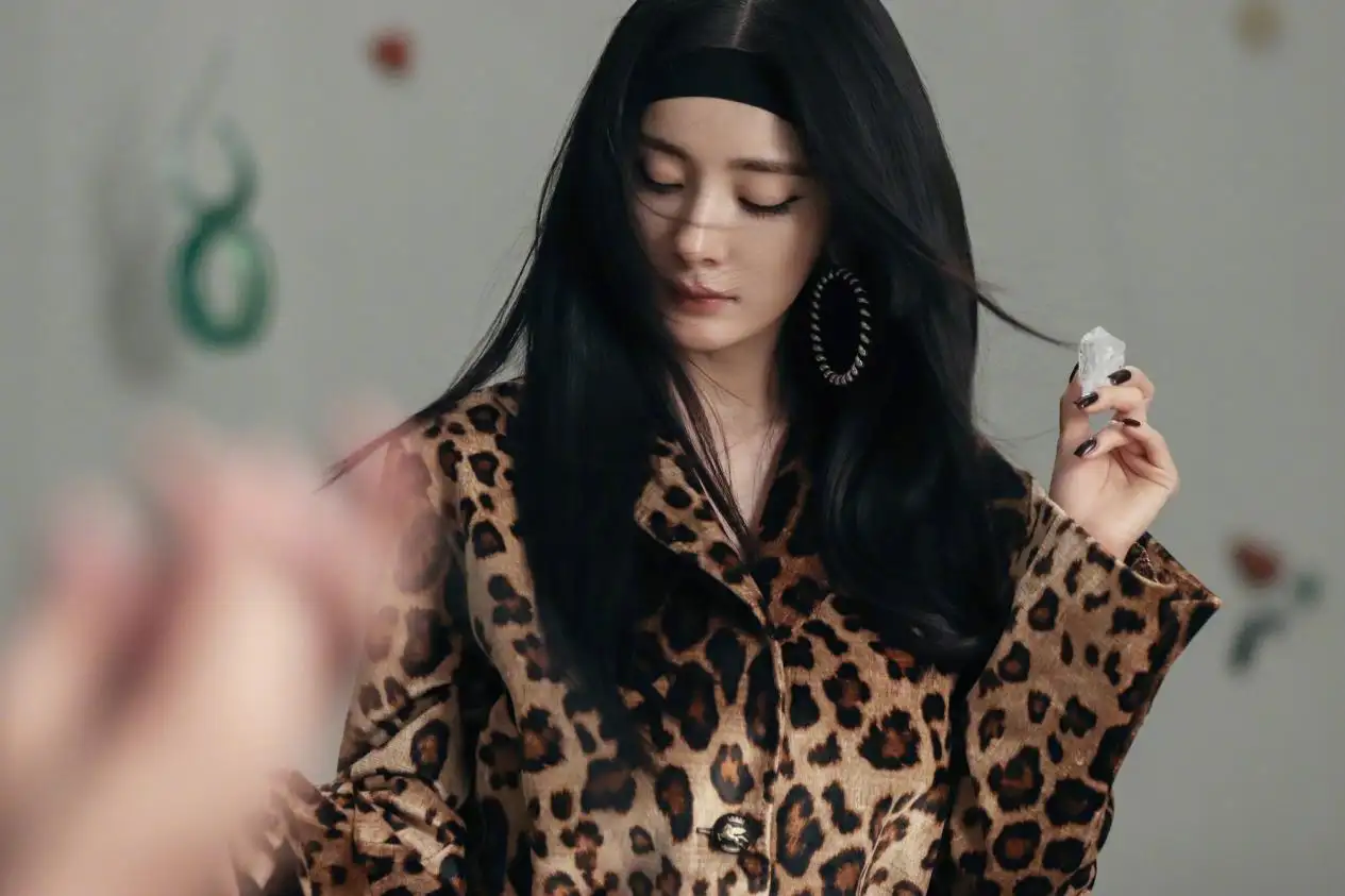 杨幂街头风写真释出- 知乎