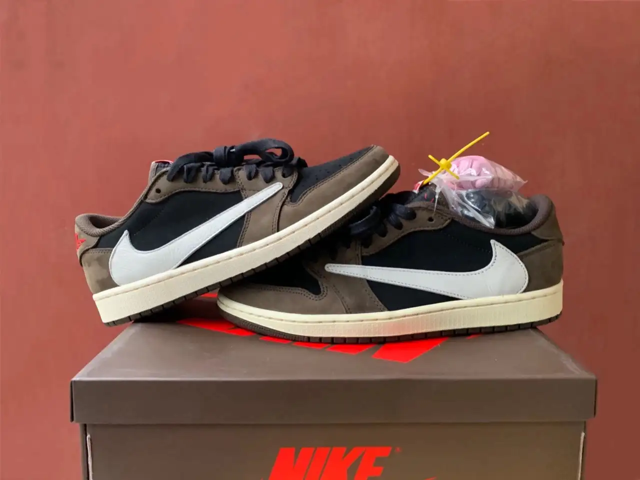 入荷中 【YSK1124®︎様 専用】Travis Scott × Jordan1 low スニーカー