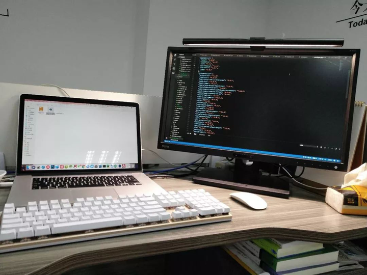 程序员选择电脑,肯定必须支持竖屏,看的代码行数多,也高大上,如果让我