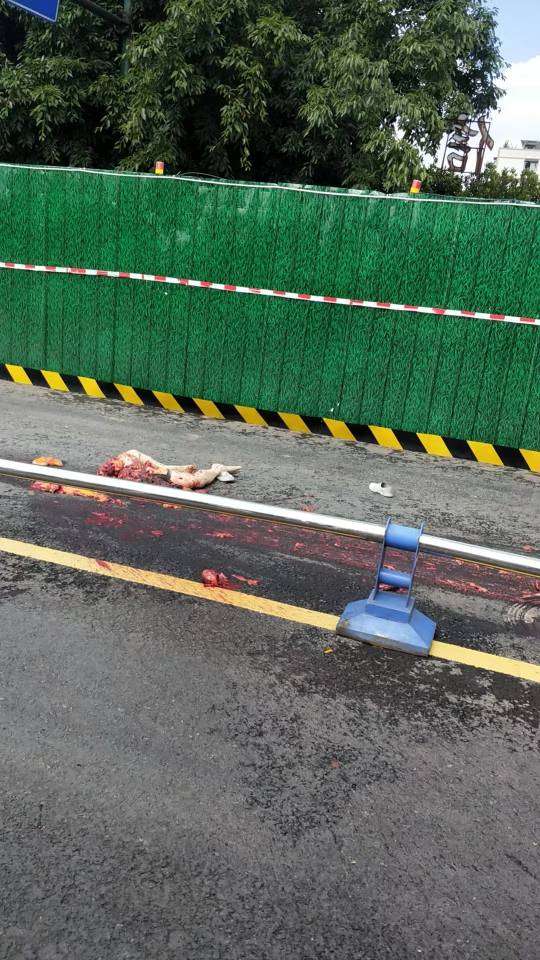 郑州渣土车侧翻将越野车压扁,车上 4 人遇难,如何看待此事?该如何定责