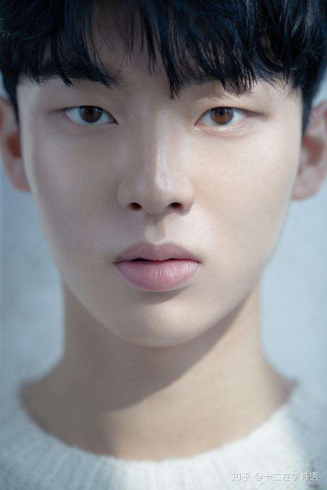 韩国爱豆:新人崔贤旭,高颜值证件照引圈粉无数