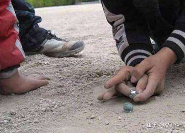 姐弟俩弹玻璃珠┃山伯教育