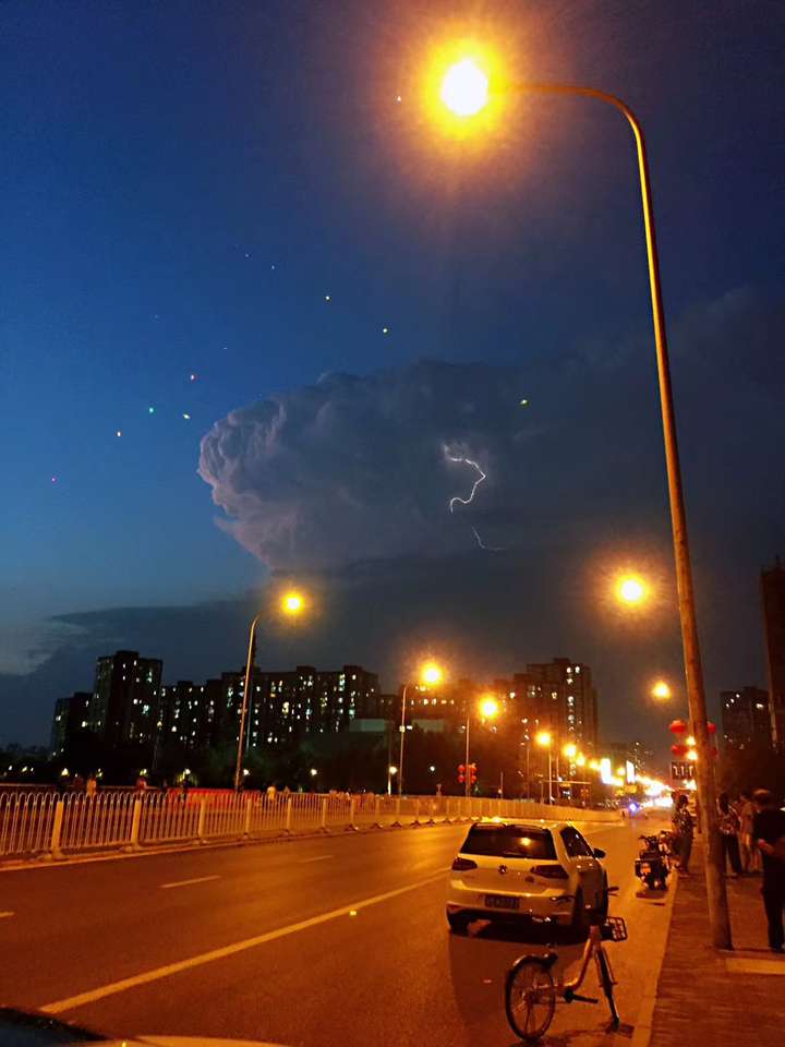 8月 2 日北京多区发布雷电预警,出现巨大的雷雨云砧,你拍到了吗?