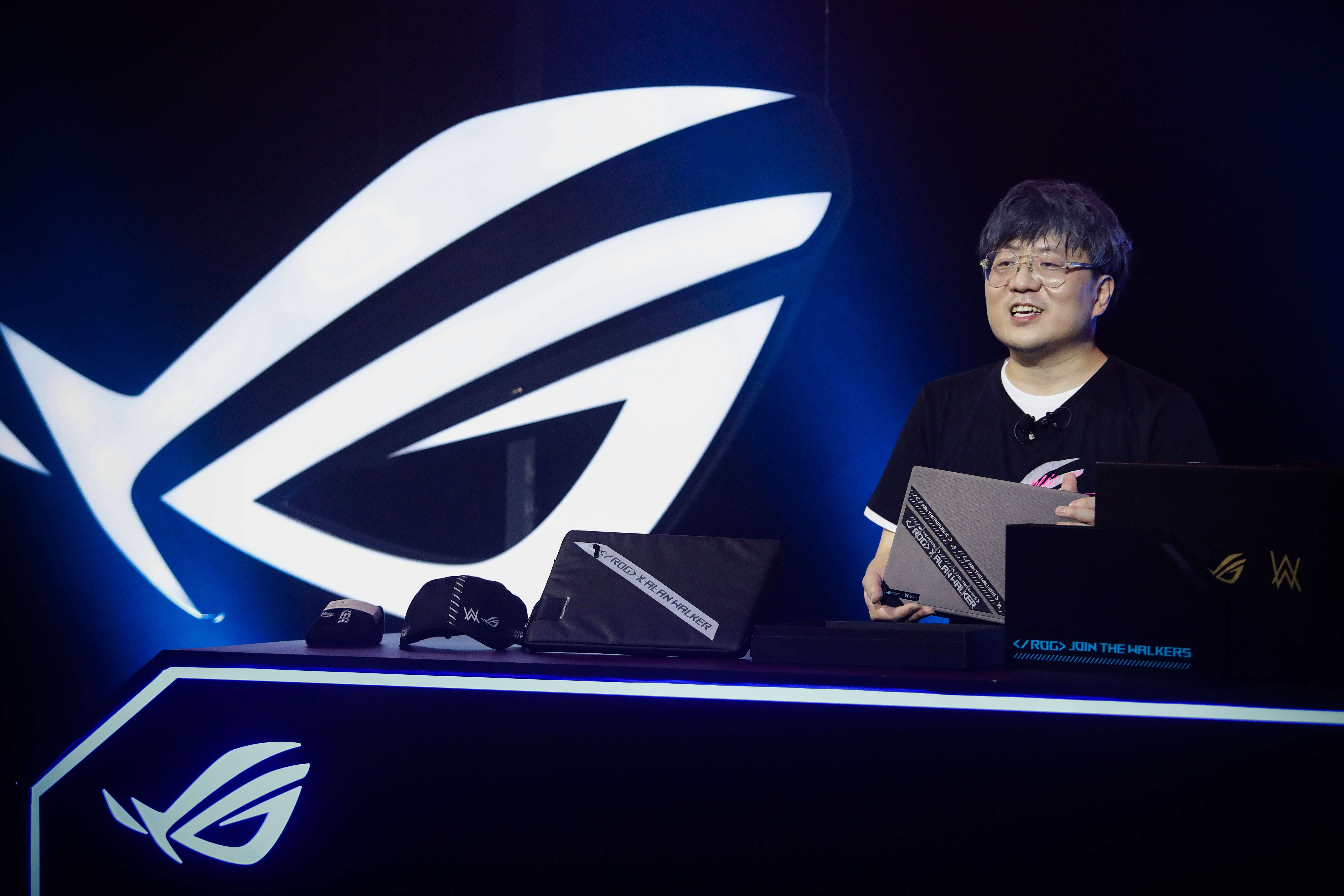 rog玩家过度这波玩的溜呀幻14典藏版开箱居然请来的是英雄联盟知名