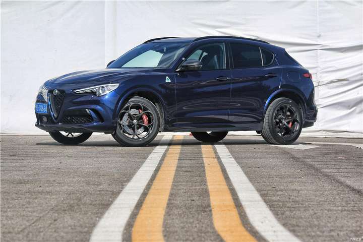 纽北称霸38秒破百丨评测stelvio四叶草版