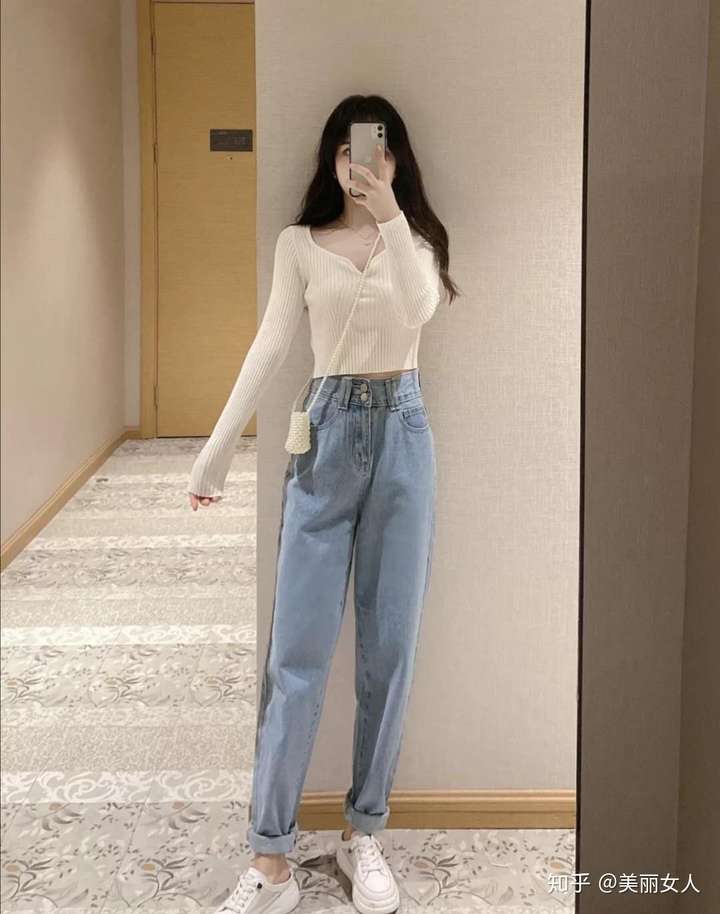 高腰牛仔裤搭配什么上衣好看
