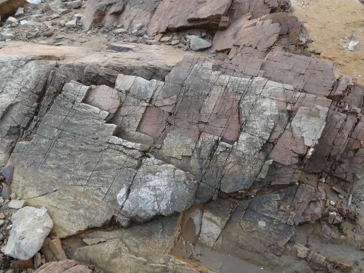 这样的: 2012年秦皇岛地质实习 潮水峪节理系 灰色砾屑灰岩 沉积泥岩