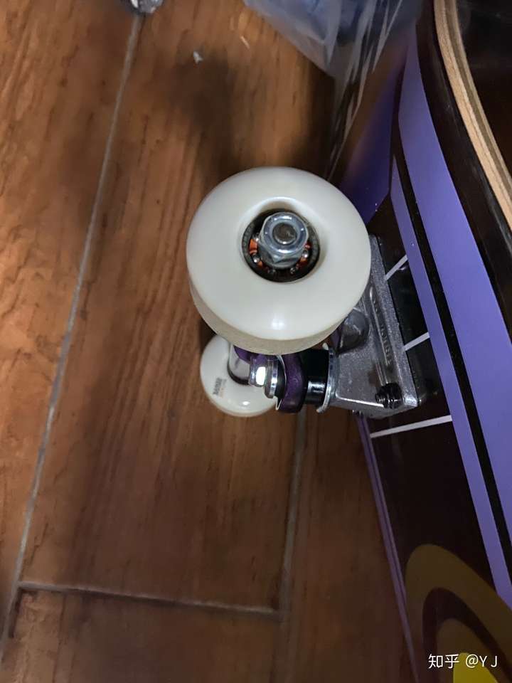 滑板bonesstf轮子和小火人哪个好