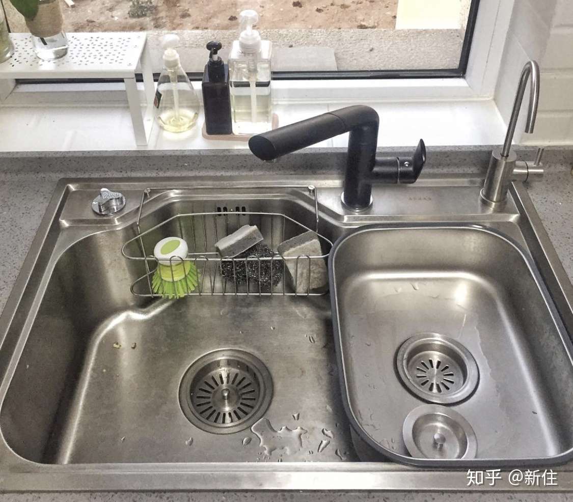 同样是小厨房 看看人家水槽边这么布置 台面清清爽爽 知乎