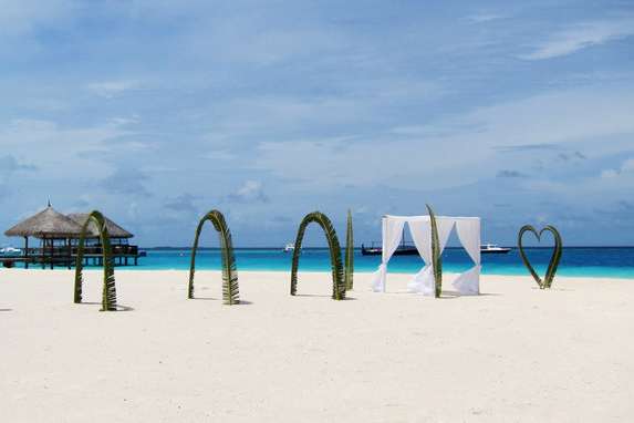 ▼沙滩以白色帷幔和花草拱门为装饰▼