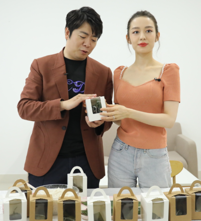 吉娜的腰又上热搜了(吉娜最新近照曝光)插图(8) 吉娜的腰又上热搜了(吉娜最新近照曝光)插图(8)