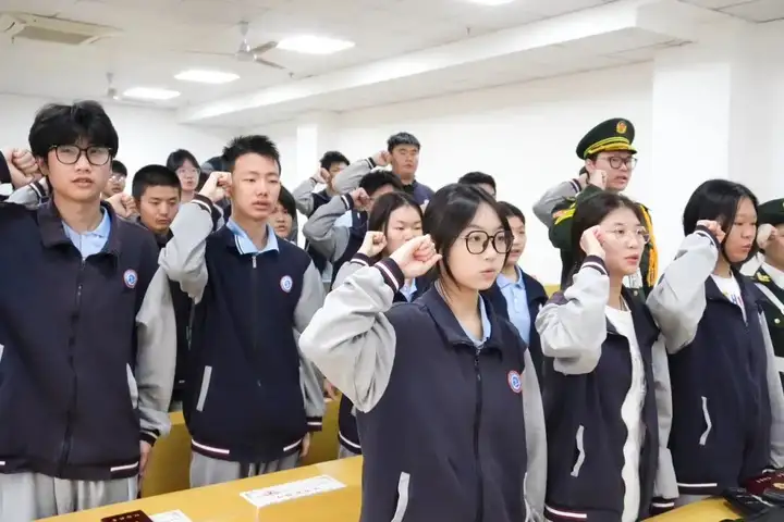 【红色校园】护旗薪火传使命 青春热血启征程 | 塘栖校区国旗护卫队交接仪式圆满落幕！(图9)