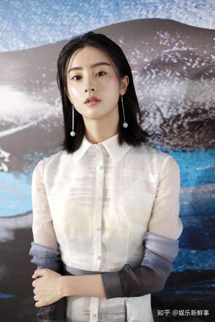 小龙女毛晓慧受邀出席时装发布会气质清冷气场十足