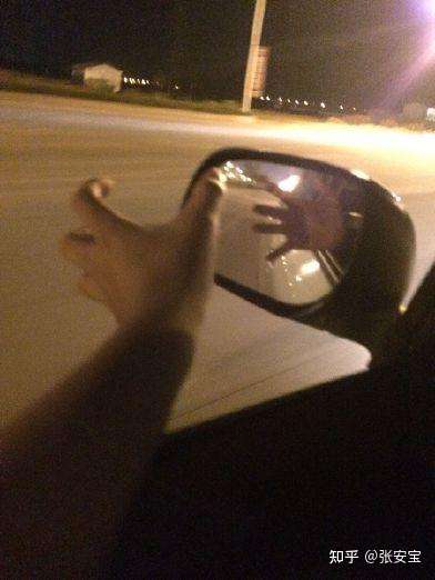 为什么很多男人开车喜欢把左手放车窗外?