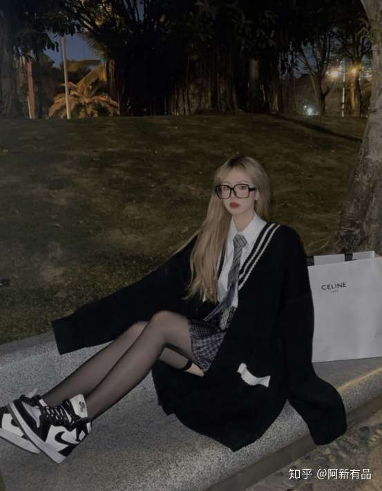 穿黑丝配jk制服怎么克服羞耻感