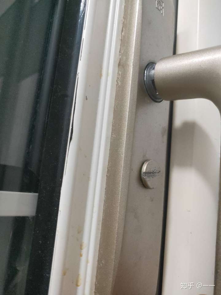 卫生间门把松了打不开怎么办