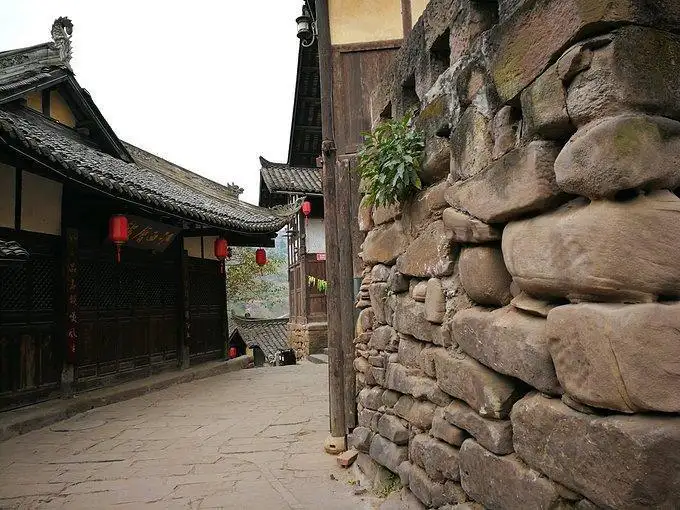 它是中国酒城，很多人却因为它爱上这座城市