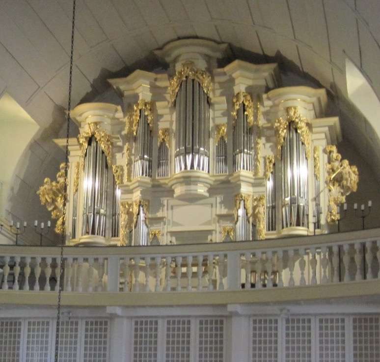 管风琴图片：阿恩施塔特巴赫教堂的 Wender 管风琴。巴赫本人验收过这台管风琴并担任这个教堂的管风琴师。
