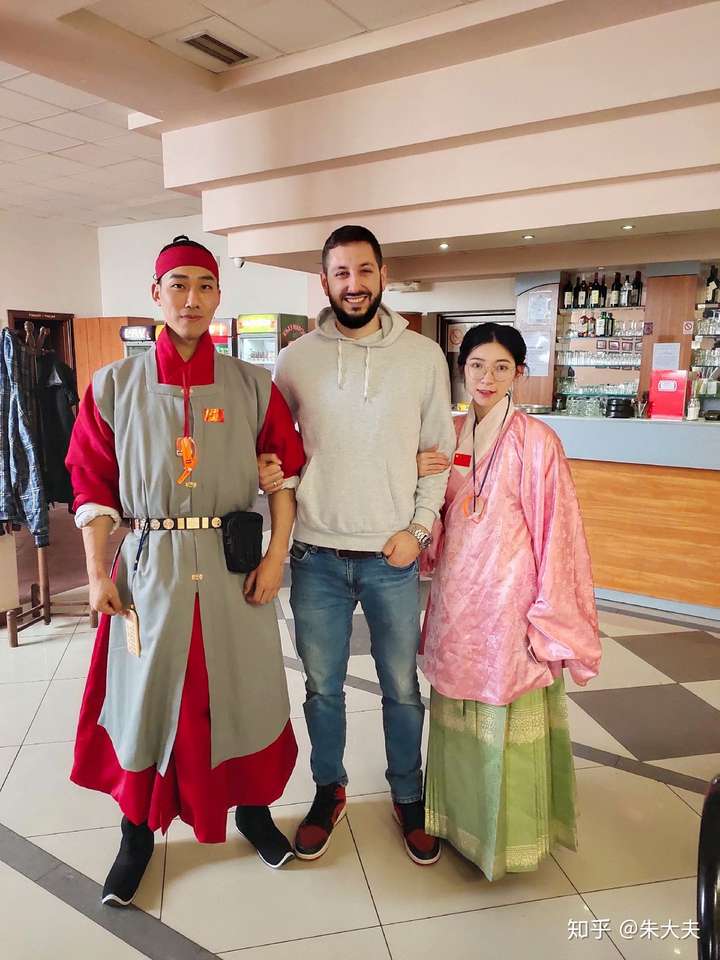 为何塞尔维亚等国家的民众身高非常高