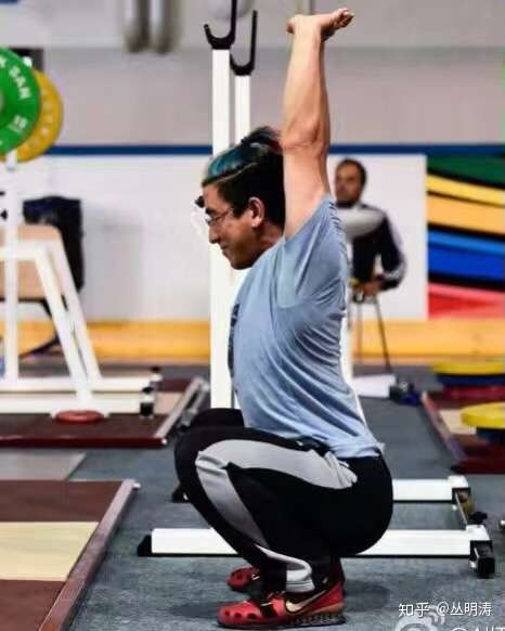 双脚并拢下蹲怎么练