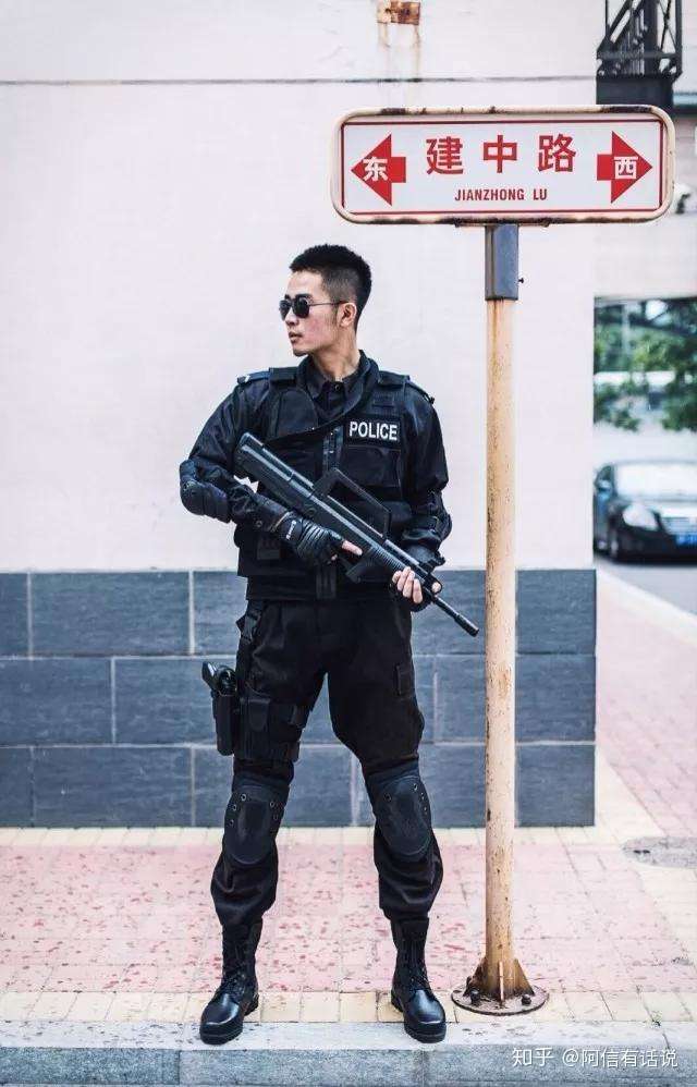 柳爽一个玩音乐的人民警察招联金融信用青年说