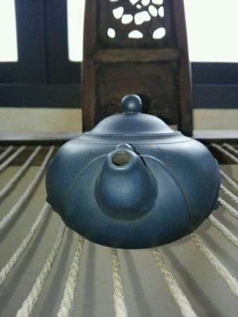 请问蠡湖紫砂黄秋仙制墨绿泥紫砂壶,买了好多年了,是观赏壶还是可以