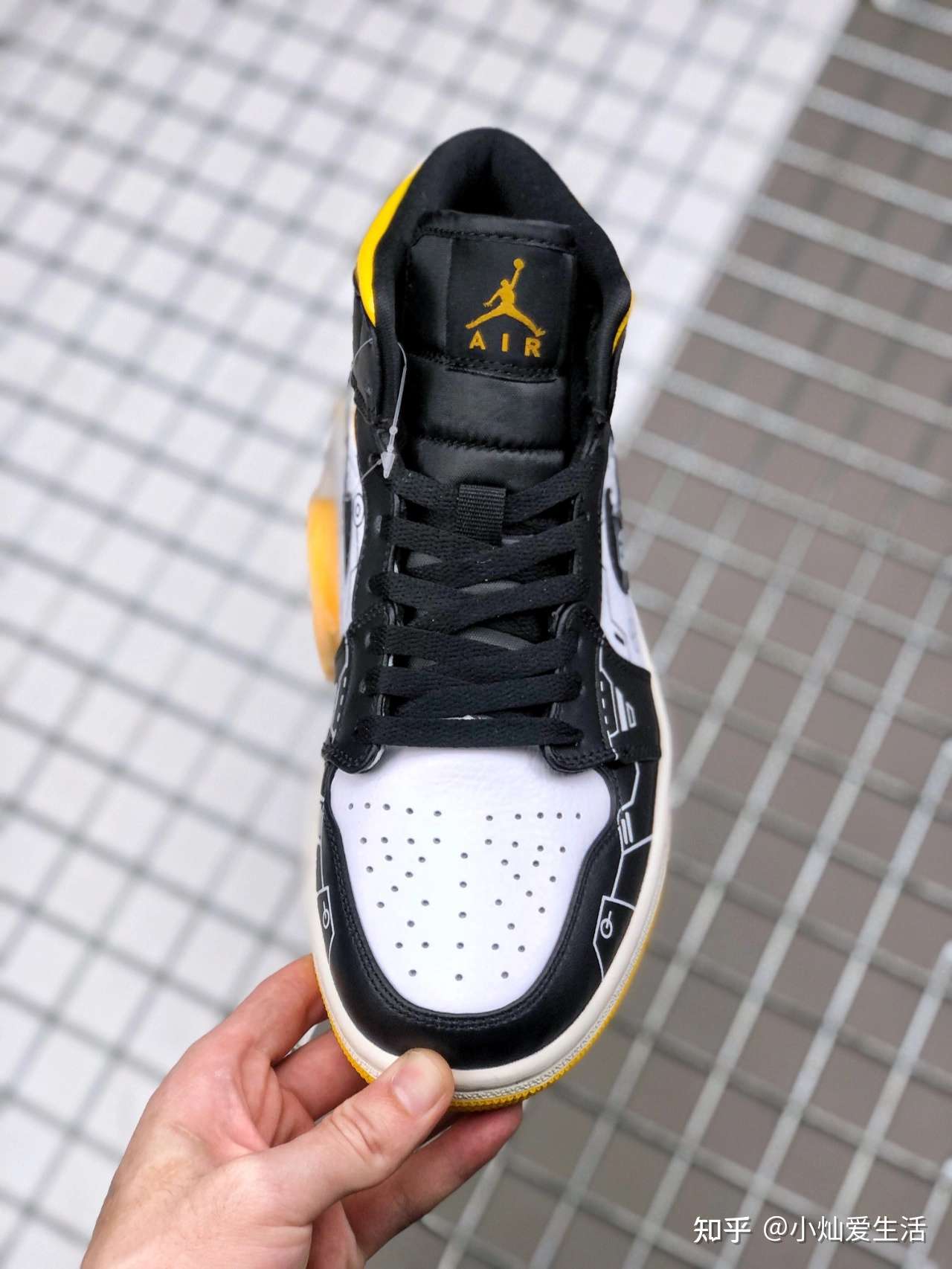小灿爱生活 的想法: air jordan 1 mid 电玩风 电路纹理立体按