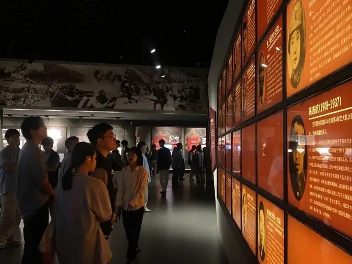 【红色校园】缅怀抗战先烈 铭记峥嵘岁月 | 富阳校区开展红色主题团日活动!