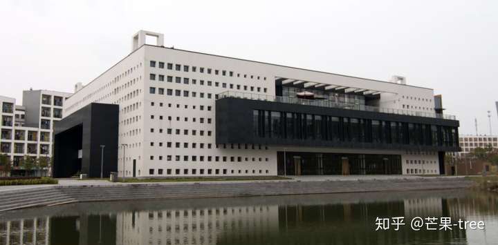 好,接下来就给大家看看学校的样貌如何(安吉校区) 这是学校食堂的外部
