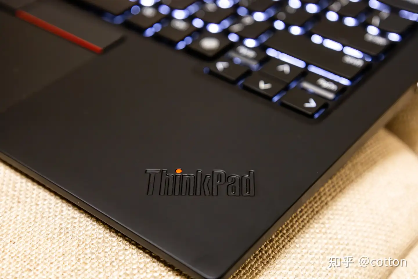 能重新成为高端商务本的标准答案吗？——ThinkPad X1 Carbon AI 2024评测