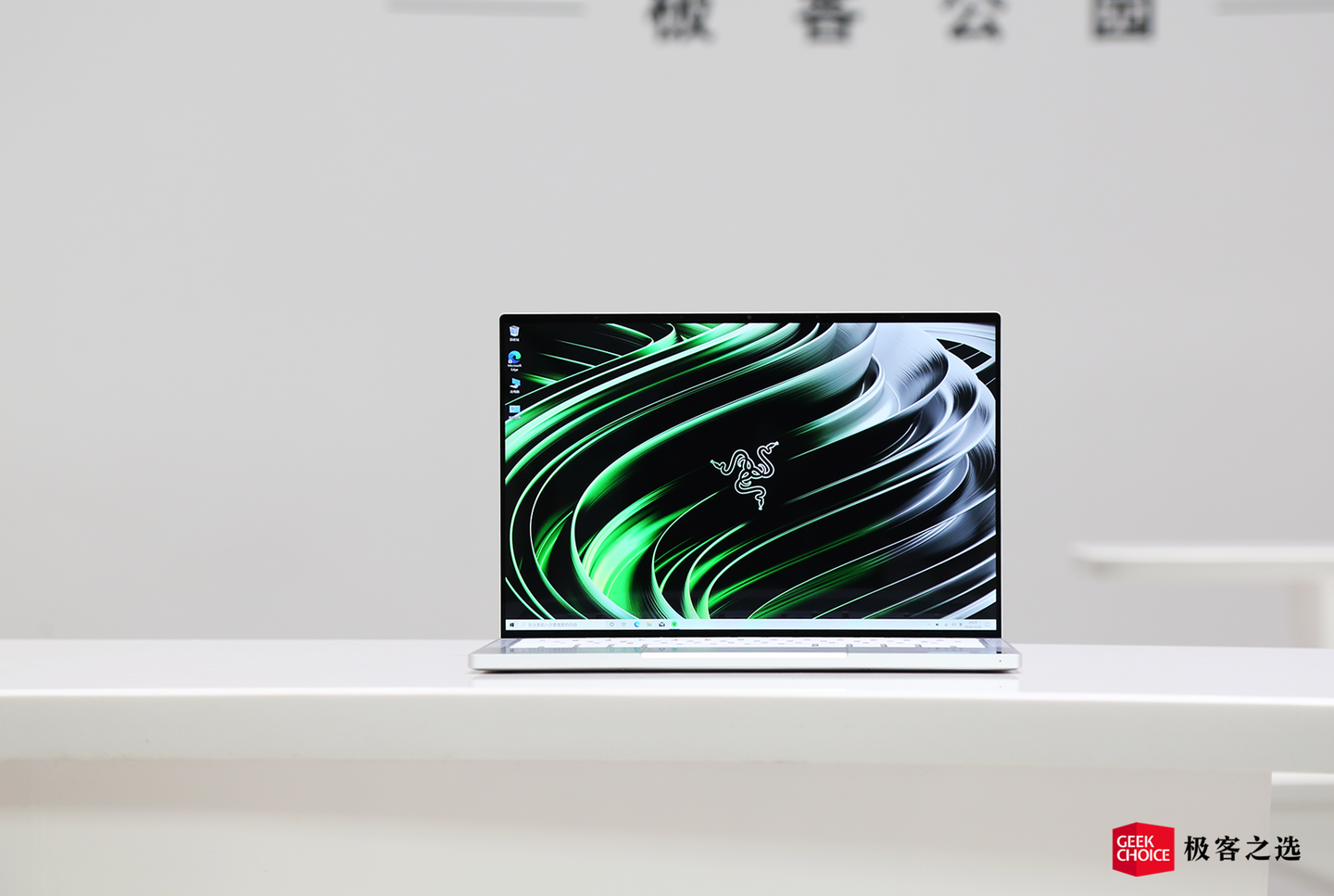 Razer Book 13 体验 令人着迷的四边窄边框 不输macbook 的精致感 知乎