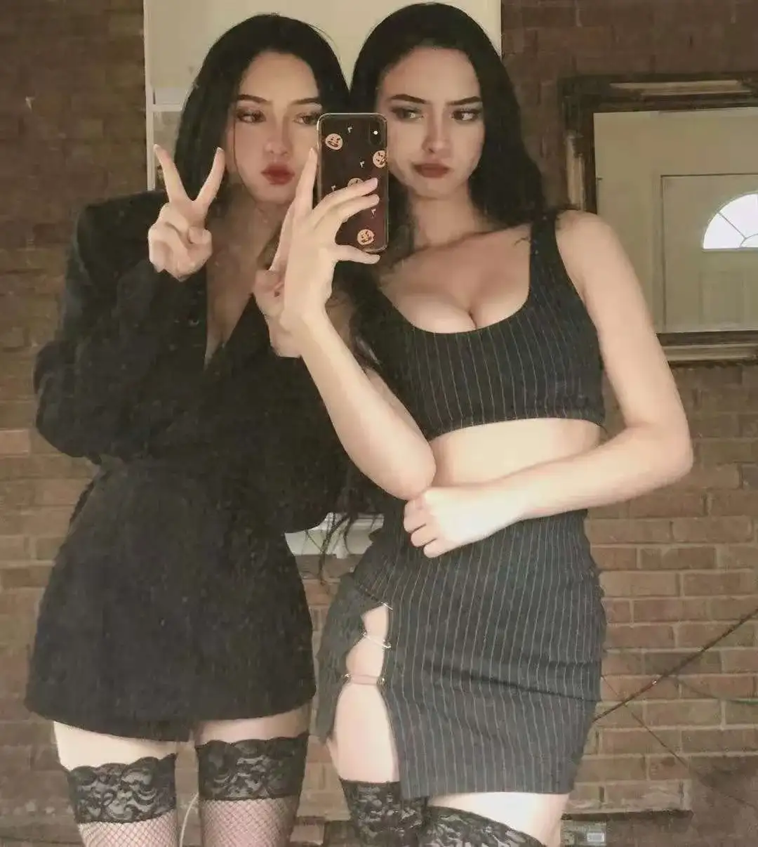 秒杀卡戴珊姐妹！00后性感双胞胎爆红ins，网友疯了：真心扛不住- 知乎