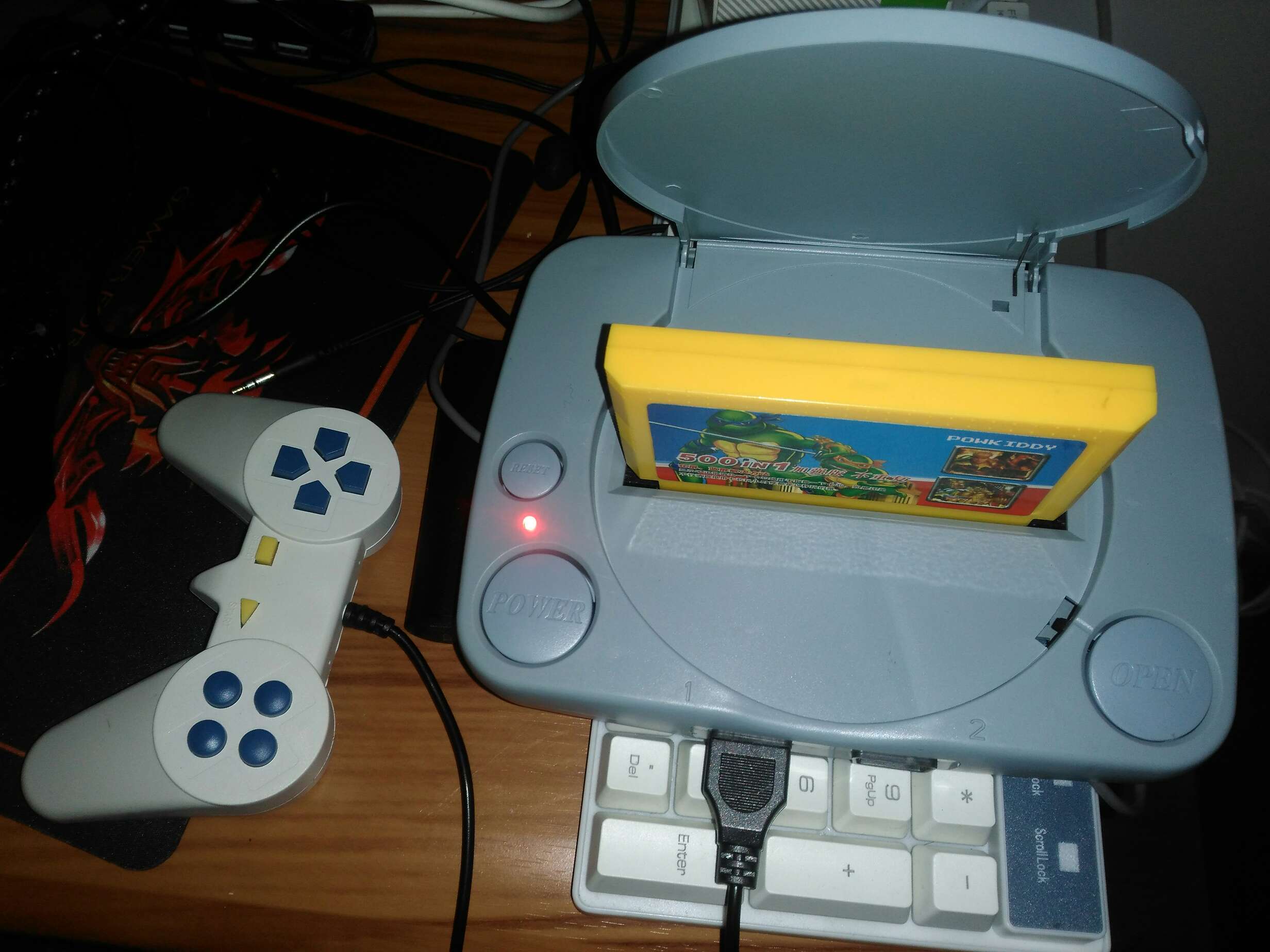 在某"拼夕夕"买的山寨游戏机.送的卡里居然有 西蒙的屎任务