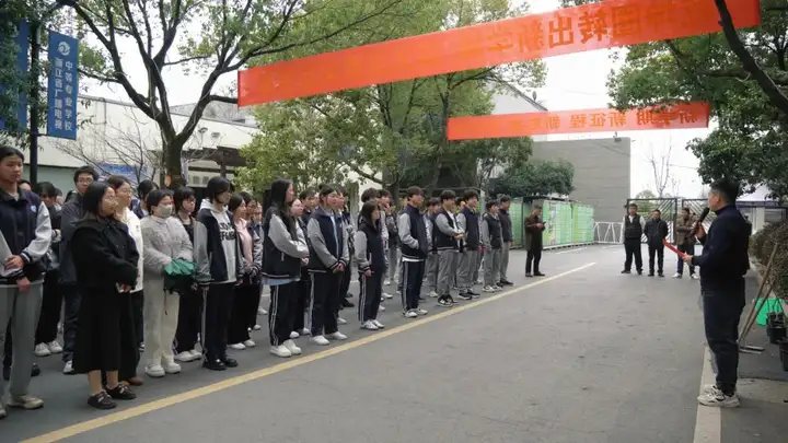 “植”此青绿 润育桃李丨富阳校区开展植树节主题活动(图1)