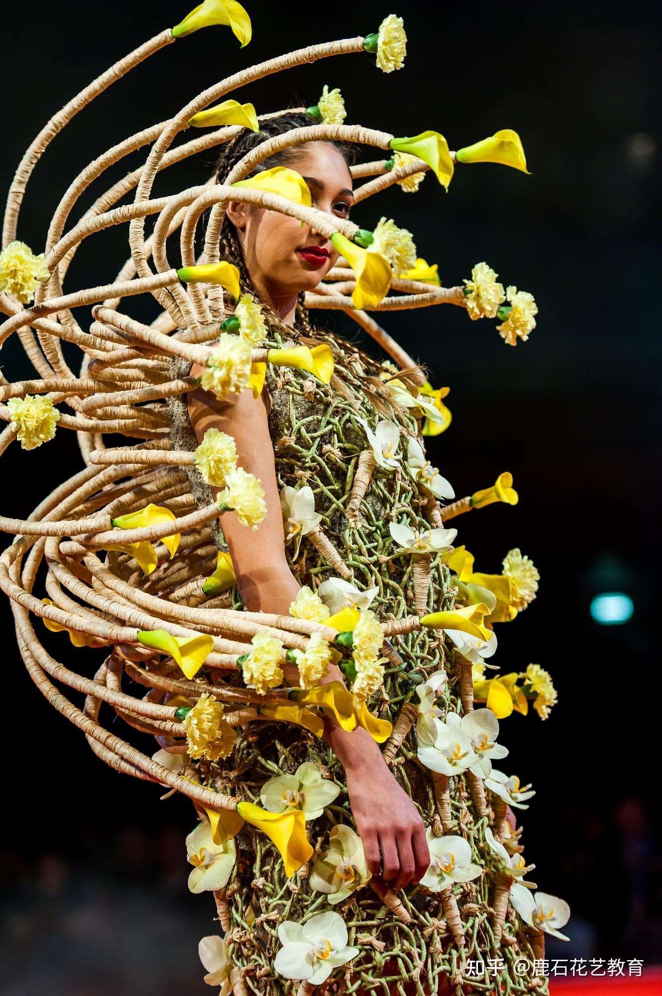 鹿石花艺教育 的想法: 人体花艺的内涵 远不止美那么单一 #花艺