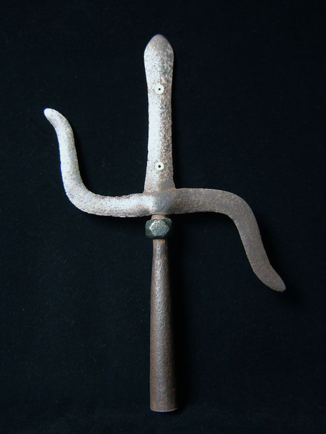 隐约记得日本枪术有一个流派有特殊的乆形异种枪一面是卜一面是丩大概