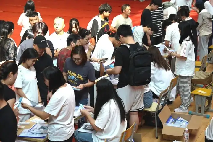 志远踏新路 启梦扬帆时 | 塘栖校区2025新生报到(图4)